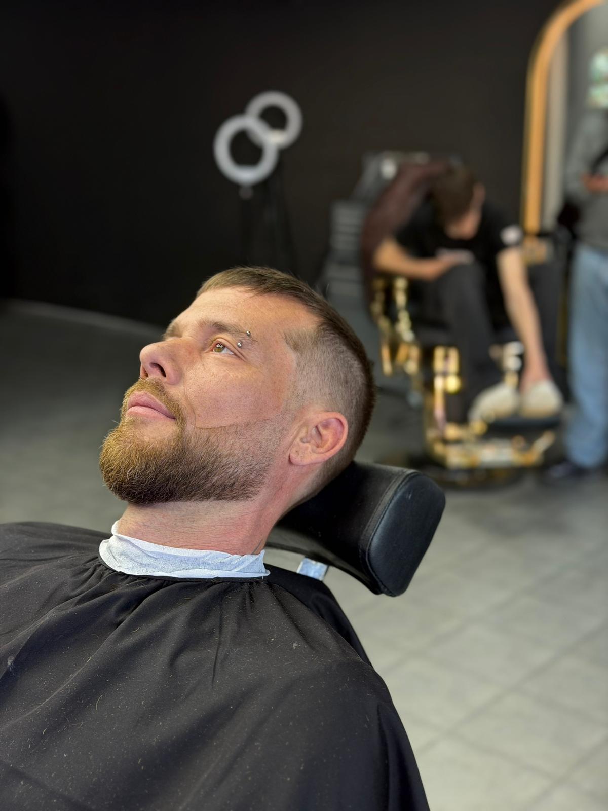 Dunkles Barbershop Interieur mit Spiegeln
